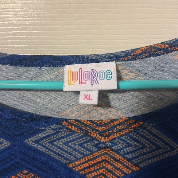 LuLaRoe T-shirt L - Picture 3 of 3